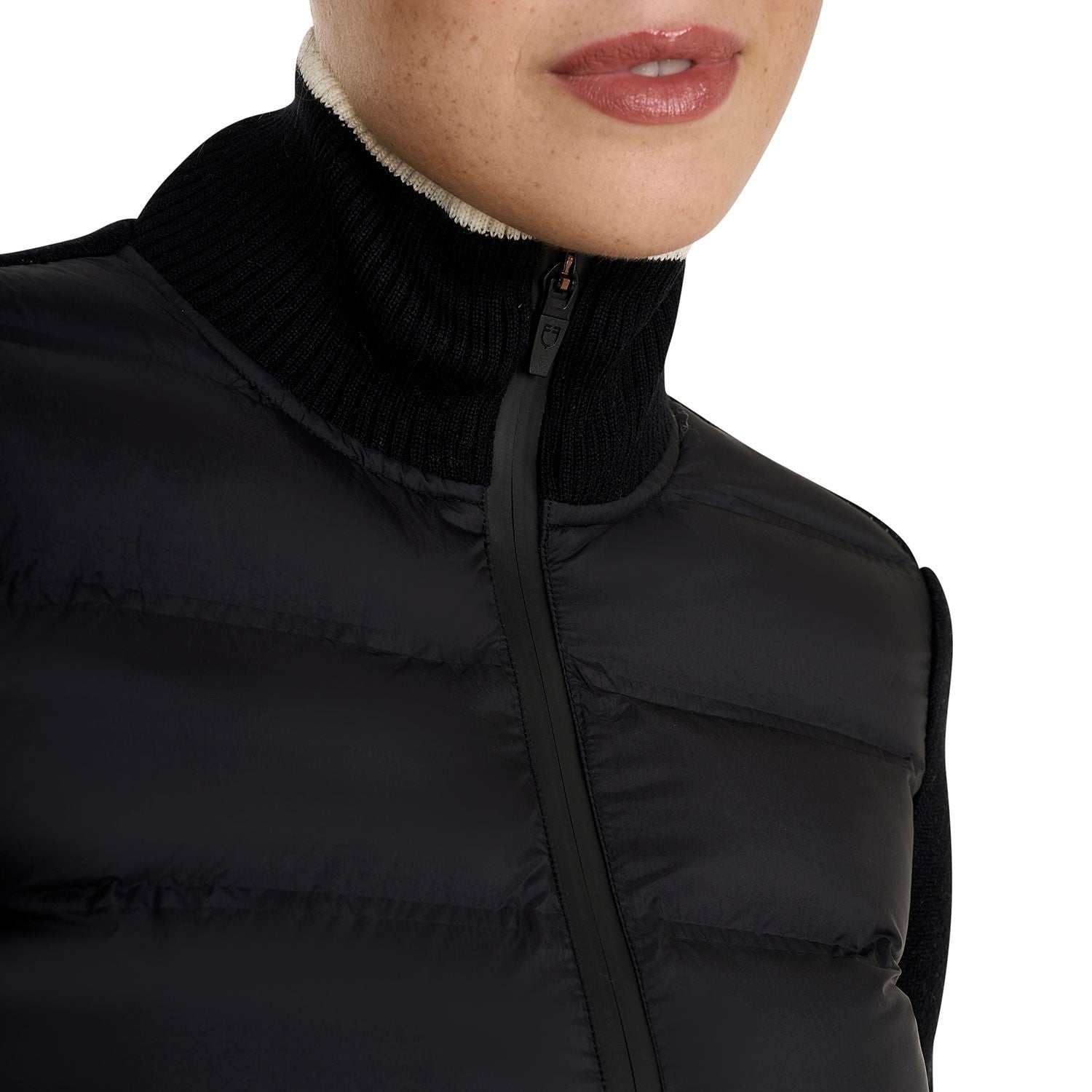 Chaqueta de mujer en nailon y punto con cremallera. - Negro